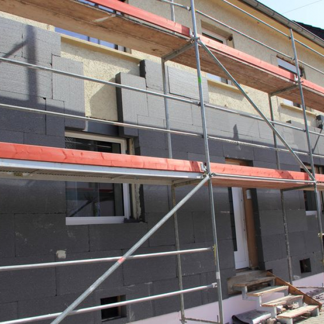 EPS032 grau an Fassade geklebt